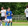 Jonas Heer hat soeben das 1:0 für den SV/BSC Mörlenbach im B-Liga-Derby gegen den TSV Weiher (Mitte Spielführer Dennis Majewski) erzielt. Am Ende siegen die Gastgeber mit 4:2.	 Foto: Sascha Lotz