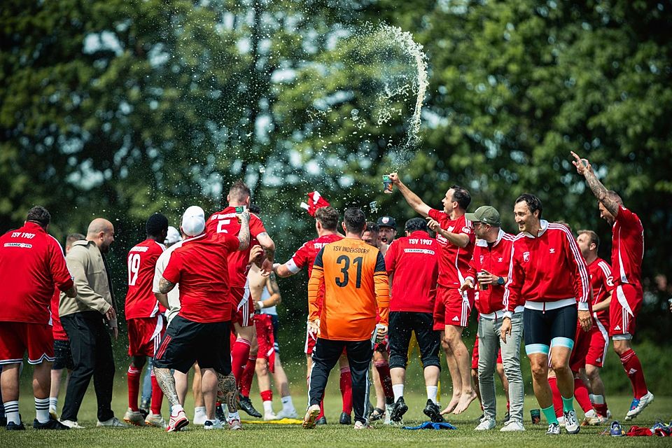 Feuchtfröhlich gings beim TSV Indersdorf II her, nachdem der Aufstieg in die A-Klasse gesichert wurde.
