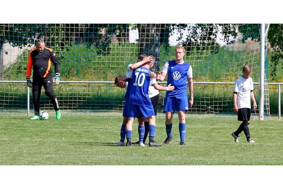 Hängende Köpfe bei Hattendorf II, Jubel beim SV Bobenhausen nach dem 1:0 von Michael Betz. Foto: Luca Raab 