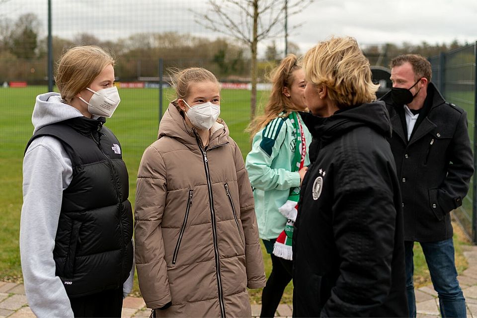 Hedda Wahle (U17-Juniorinnen) und Leandra Kammermann (2. Mannschaft) hören der Bundestrainerin Martina Voss-Tecklenburg gespannt zu.