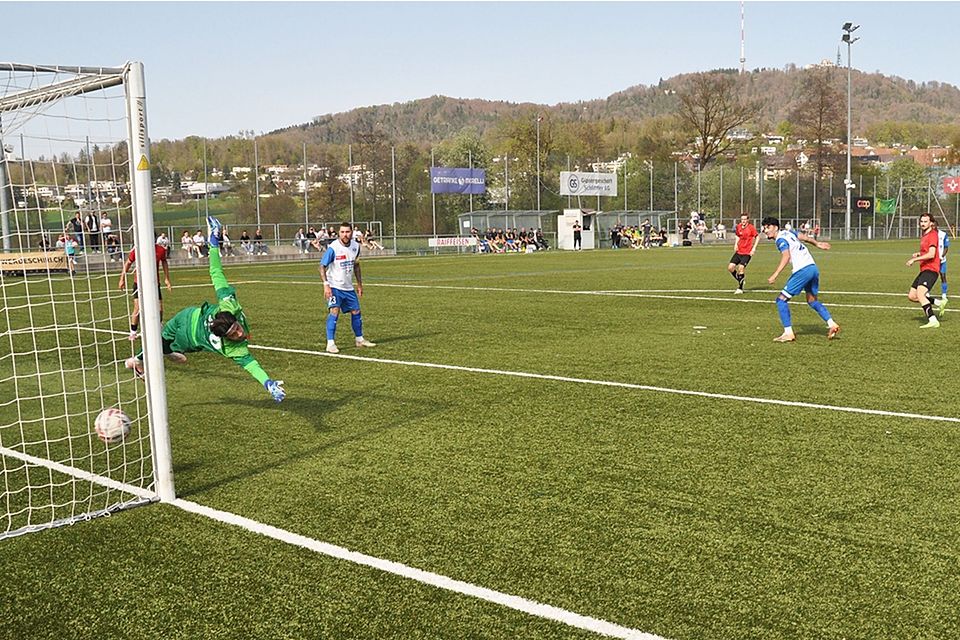 WBs Veljko Vukasinovic (rechts) trifft haargenau zum 2:0 in die Tuggener Maschen.