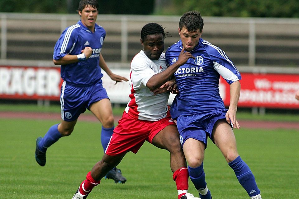 Als Stürmer stets heftig attackiert: Für den VfB Fichte spielte Bayamba Belombo (l.) auch gegen Schalke.