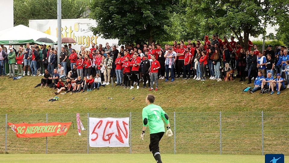 Rund 550 Zuschauer verfolgten das Duell zwischen der SG Niederkell-Mandern und dem VfL Trier. Die Fangruppen standen dicht an dicht. Gegen Ende der regulären Spielzeit traf eine Bierflasche eine Trierer Anhängerin, die im Krankenhaus behandelt werden musste. 