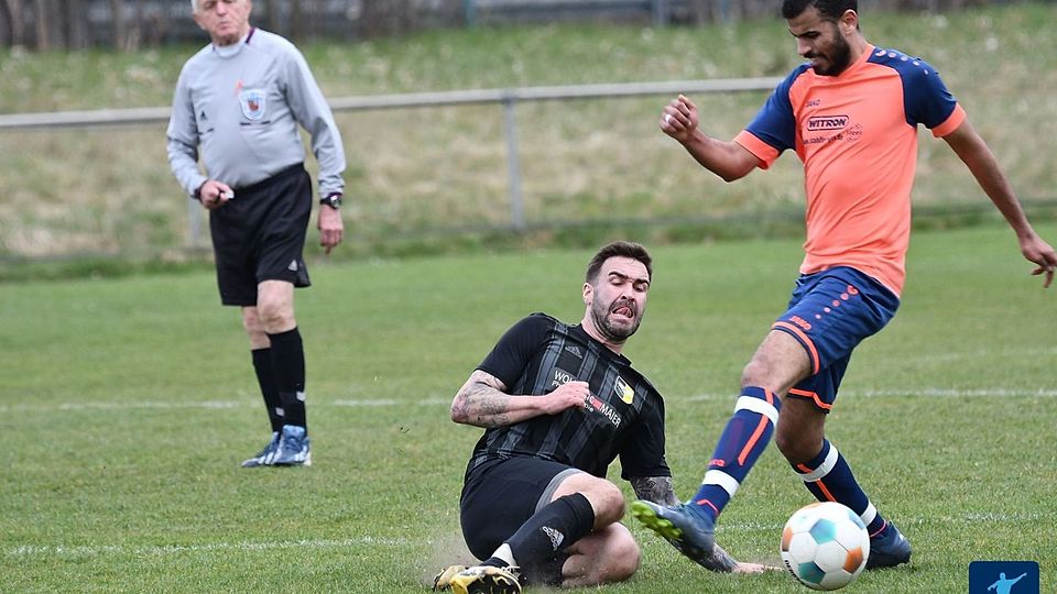 Am Dienstag, 20. Mai gilt es für den FC Weiden-Ost II (helles Trikot) nun, wenn er in Rothenstadt im Rahmen der Kreisligarelegation auf die DJK Irchenrieth prallt.