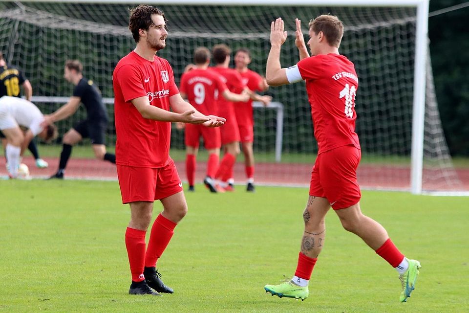 Zu früh gejubelt: Nach zwölf Minuten erzielt Fabian Listl (r; mit Robin Spitaler) das 1:0 für Grasbrunn, nach dem Seitenwechsel kassieren die Platzherren noch vier Gegentore. Zu früh gejubelt: Nach zwölf Minuten erzielt Fabian Listl (r; mit Robin Spitaler) das 1:0 für Grasbrunn, nach dem Seitenwechsel kassieren die Platzherren noch vier Gegentore.