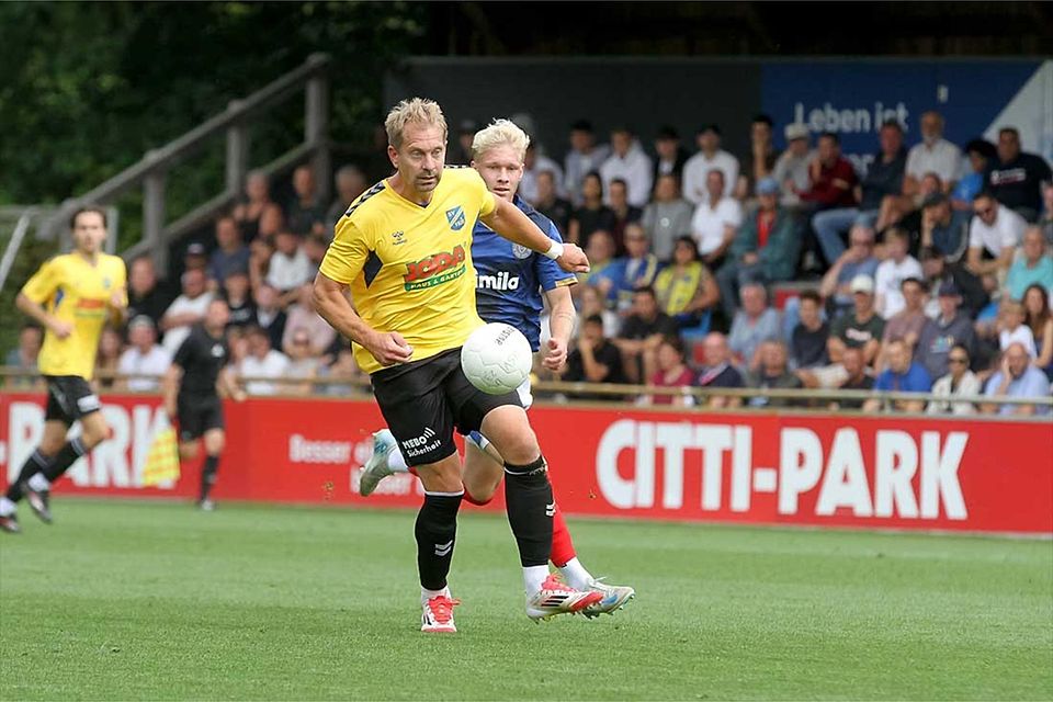 Abwehrspieler Christian Rave (SV Todesfelde) und Co hatten in der ersten Hälfte gegen Holstein II Schwerstarbeit zu verrichten. Foto aus dem Hinspiel.