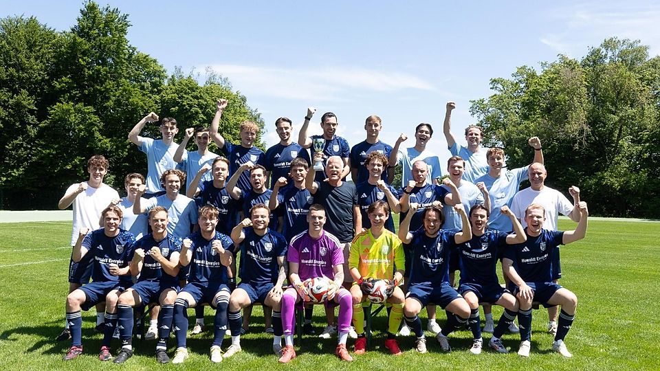 Gleich doppelte Freude herrschte in den vergangenen Wochen bei den Fußballern des TSV Feldafing. Nicht nur schaffte das Team den Durchmarsch in die Kreisklasse. Zudem sponserte Kai Howaldt (Bildmitte), Gründer und Geschäftsführer der Howaldt Energies Gruppe, die Kraftwerke auf Basis erneuerbarer Energien betreibt, dem Team von Trainer Jürgen Mergner (r.) neue Trikots. Bei der Generalprobe vor dem Saisonstart brachten die aber kein Glück: Feldafing unterlag in Schwabhausen 2:5.