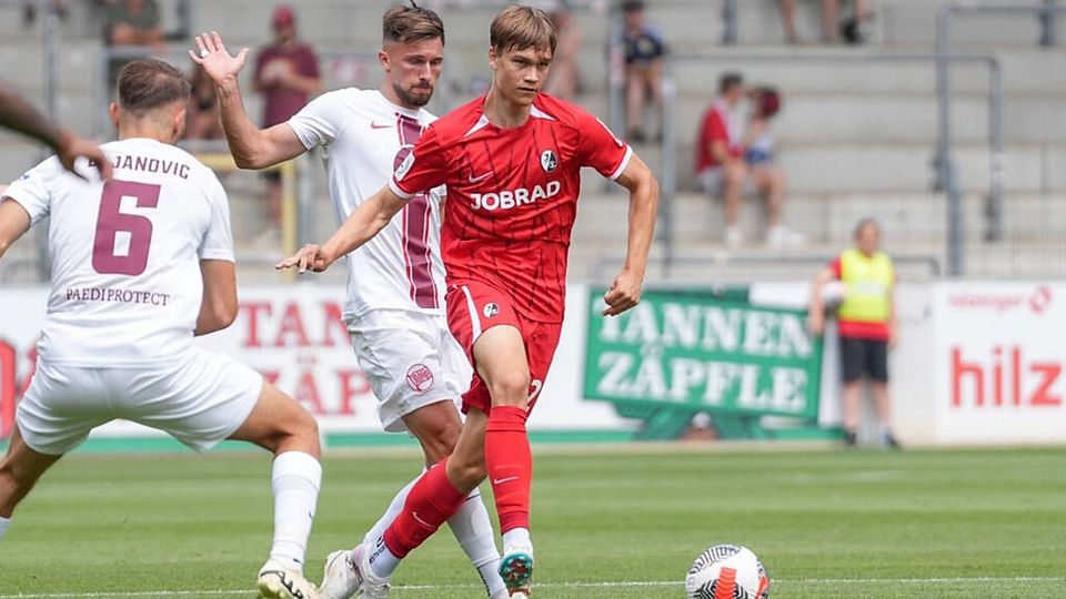 Oscar Wiklöf (r.) beim Saisonstart der Freiburger gegen Kickers Offenbach. | Foto: Arne Amberg (Imago) Oscar Wiklöf (r.) beim Saisonstart der Freiburger gegen Kickers Offenbach. F