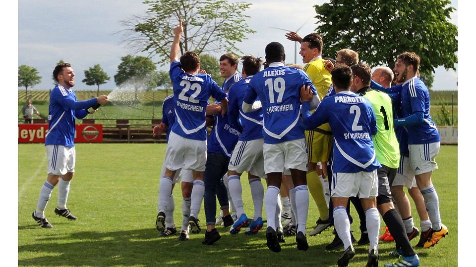 In Sektlaune: Nach einer starken Saison freut sich der SV Horchheim als Bezirksliga-Meister auf die Rückkehr in die Landesliga.	Foto: photoagenten