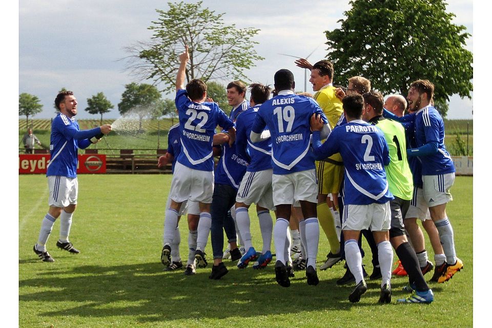 In Sektlaune: Nach einer starken Saison freut sich der SV Horchheim als Bezirksliga-Meister auf die Rückkehr in die Landesliga.	Foto: photoagenten