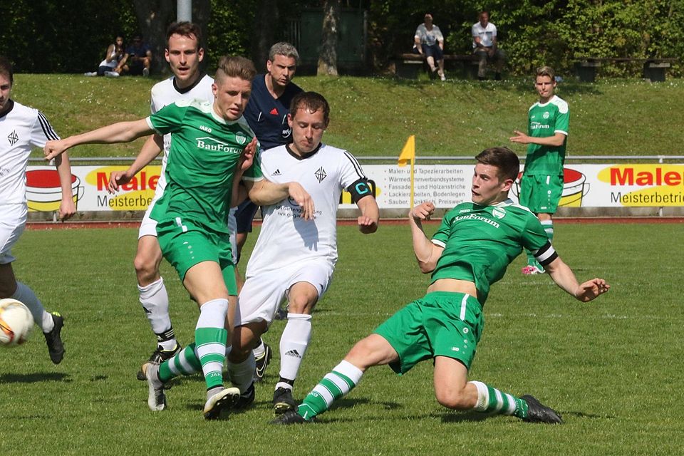 VfL Herrenberg (grüne Trikots): Im Pokal ist auch Zweikampfhärte gefragt Foto (Archiv): Bäuerle