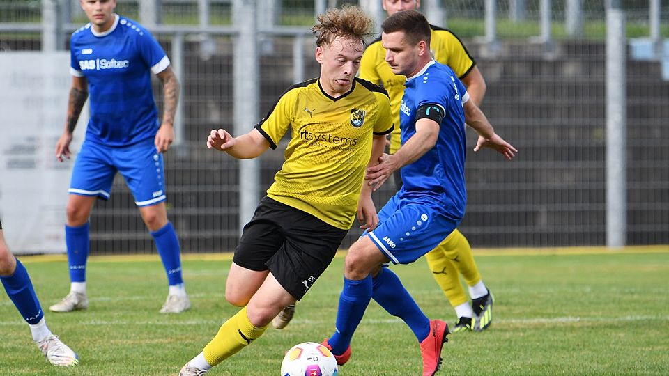 Wie reagiert die junge Mannschaft des FC Amberg (in Gelb) im Heimspiel gegen Schlicht auf das Trainer-Aus von Karl-Heinz Wagner?