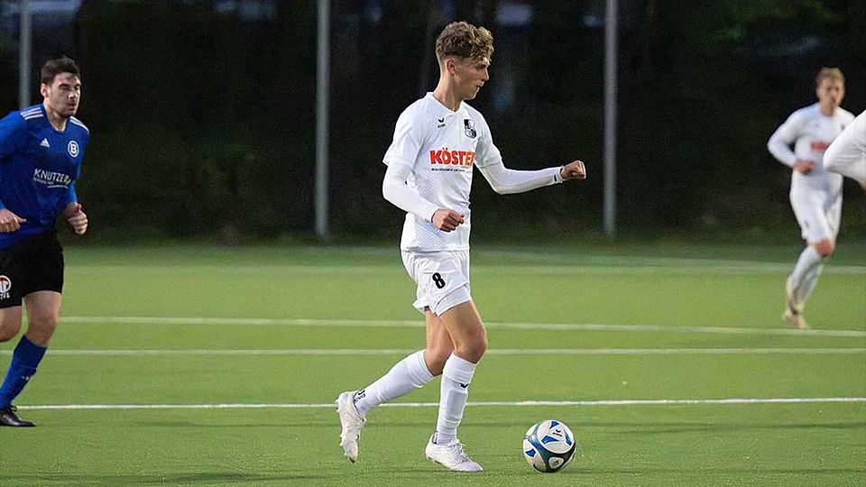 Julian Sattler (Heider SV II) ebnet mit seinem zweiten Kopfballtor zum 2:1 den Weg zum Erfolg.