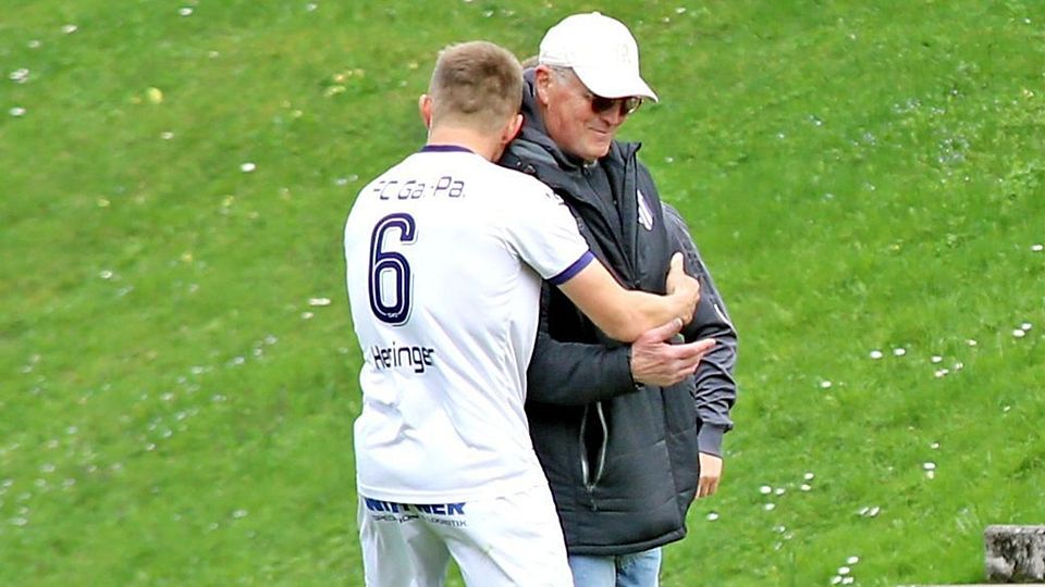 Verstehen sich blendend: Maximilian Heringer (l.) herzt seinen Trainer  Stefan Schwinghammer. Beide werden den FC am Saisonende verlassen.