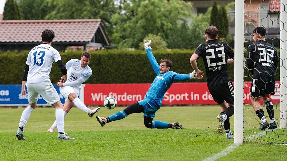 Gleich klingelts schon wieder: Aichachs Sebastian Stegmeir trifft zum 6:0 gegen den TSV Friedberg.