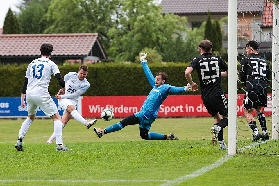 Gleich klingelts schon wieder: Aichachs Sebastian Stegmeir trifft zum 6:0 gegen den TSV Friedberg.