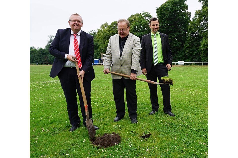 Von links: Sportstadtrat Torsten Neuhoff, ESC-Boss Reinhold Harlos und Umweltstadtrat Maurice Müller. Foto: Volker Schmidt