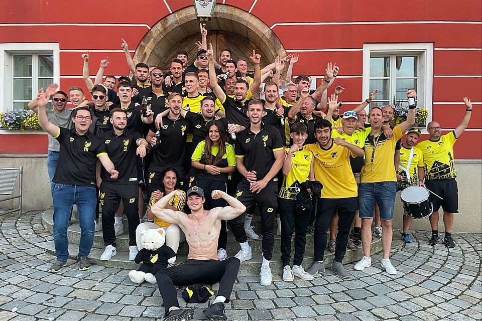 Burglengenfelder Glückseligkeit: Mannschaft und Fans posieren auf der Heimreise vom Relegationsmatch in Schwaig vor dem Rathaus der Stadt.