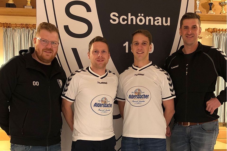 Michael Spielbauer (2.v.li.) wird auch in der kommenden Spielzeit als Spielertrainer in Schönau fungieren. Assistieren wird ihm dabei Andreas Steinbrunner (2.v.re.). 