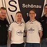 Michael Spielbauer (2.v.li.) wird auch in der kommenden Spielzeit als Spielertrainer in Schönau fungieren. Assistieren wird ihm dabei Andreas Steinbrunner (2.v.re.). 