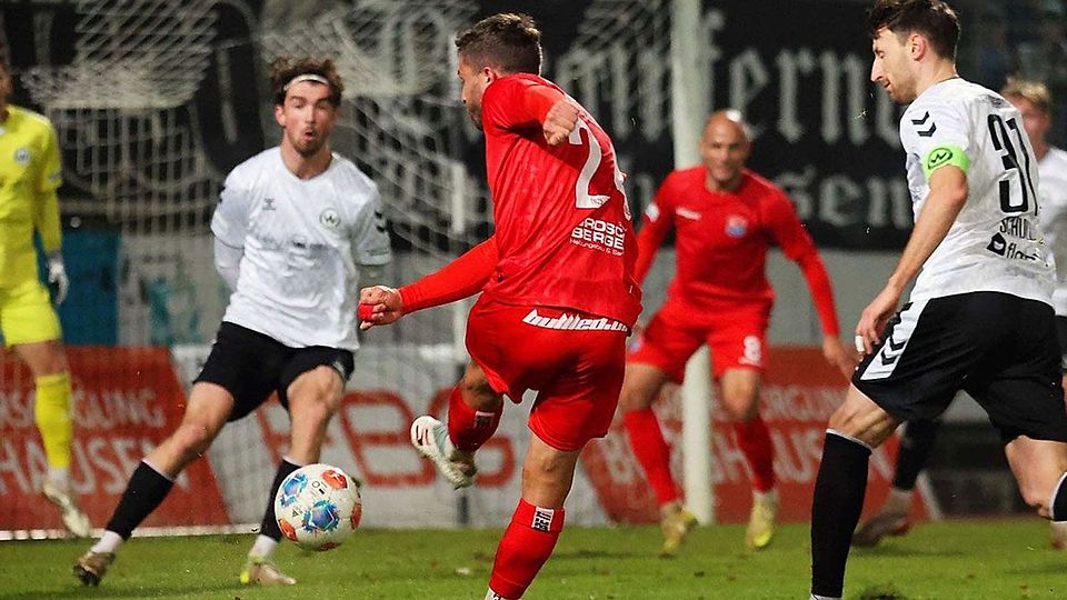 Ab ins Glück: Die SpVgg Unterhaching (rote Trikots) spielt heute gegen Vilzing.