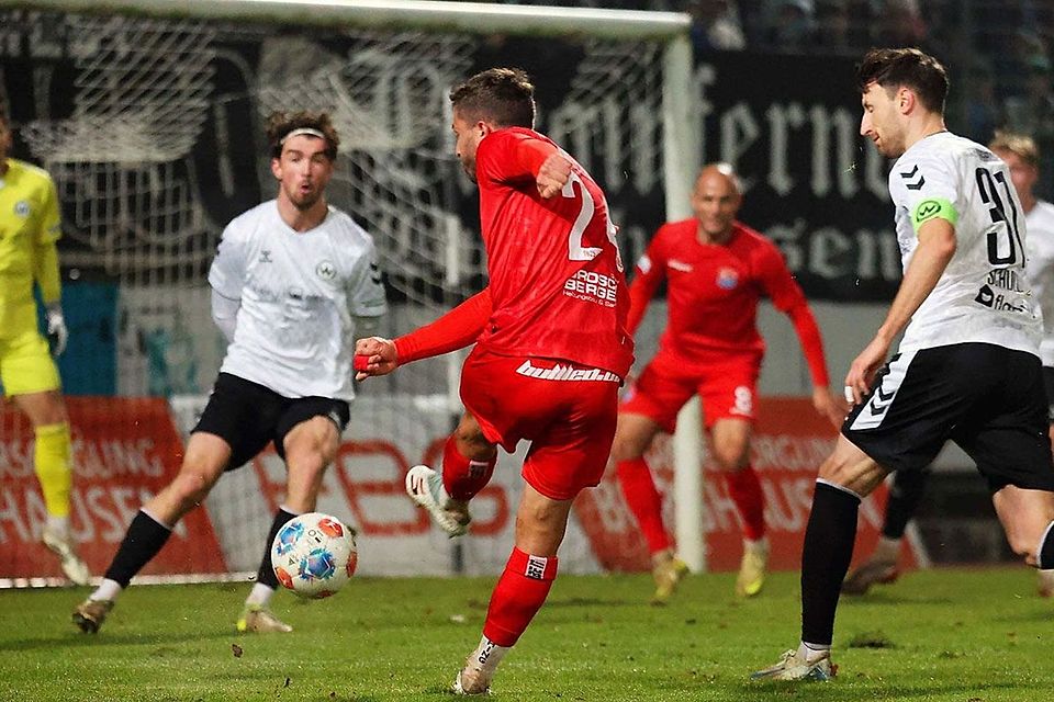 Ab ins Glück: Die SpVgg Unterhaching (rote Trikots) spielt heute gegen Vilzing.