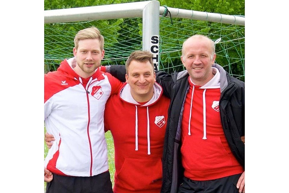 Das Trainer-Trio aus Alfen: Christopher Ewers (links), Daniele Barrancotto (mitte) und Waldemar Bera (rechts).
