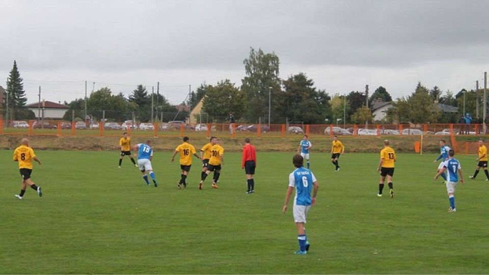 Die zweite Vertretung des SC Eintracht Schkeuditz II (hier in gelb) will nach dem letztjährigen Meistertitel in der 3. Kreisklasse auch in der neuen Liga eine gute Rolle spielen. F: Müller
