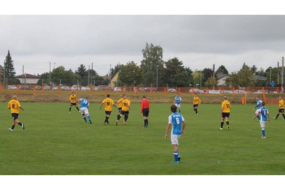 Die zweite Vertretung des SC Eintracht Schkeuditz II (hier in gelb) will nach dem letztjährigen Meistertitel in der 3. Kreisklasse auch in der neuen Liga eine gute Rolle spielen. F: Müller Die zweite Vertretung des SC Eintracht Schkeuditz II (hier in gelb) will nach dem letztjährigen Meistertitel in der 3. Kreisklasse auch in der neuen Liga eine gute Rolle spielen. F: Müller