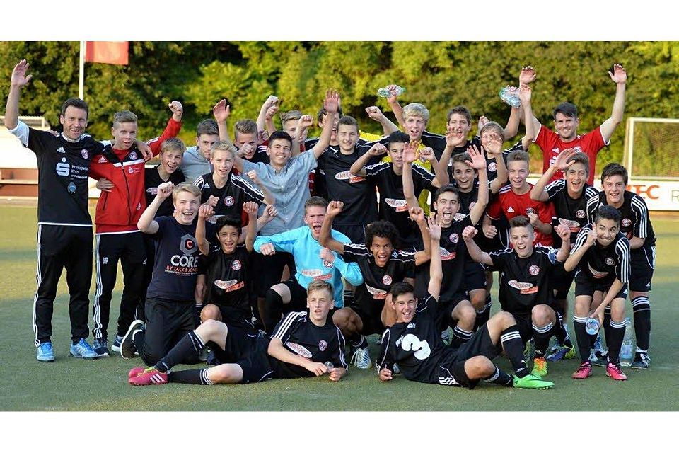 Großer Jubel: Die Bergisch Gladbacher C-Junioren freuen sich über den Aufstieg. Foto: Herhaus