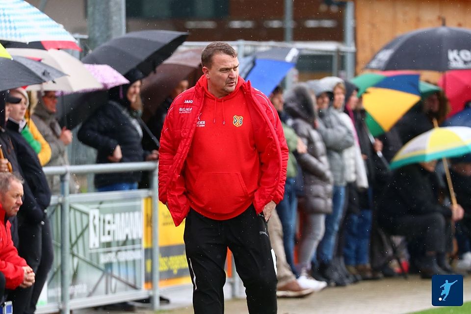 Erich Hartl wird über das Saisonende hinaus an der Seitenlinie des 1. FC Bad Kötzting stehen 