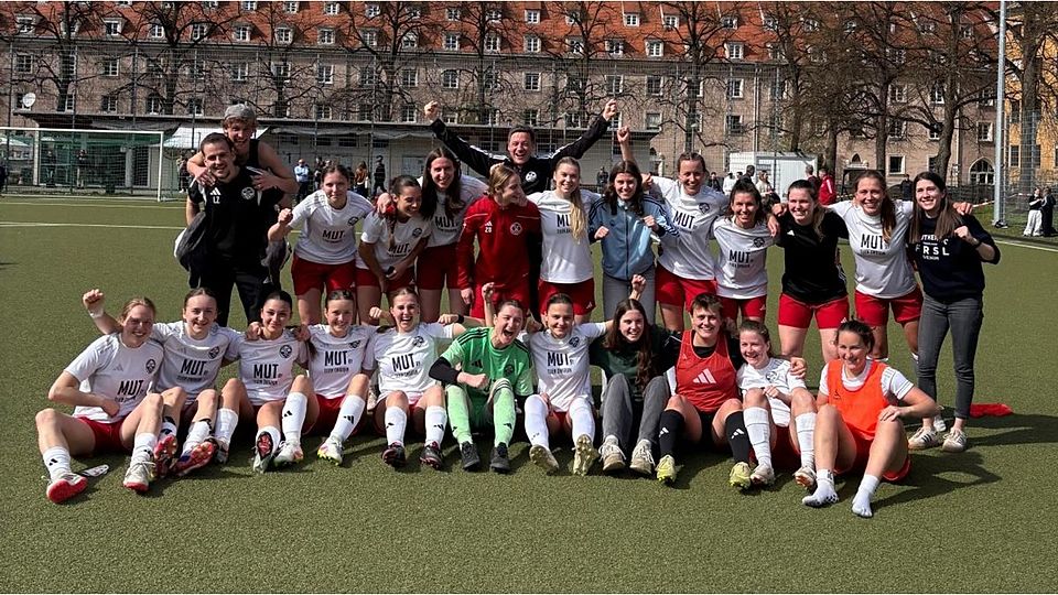 Strahlende Gesichter beim SC Amicitia München nach dem Pokal-Coup gegen FFC Wacker München.
