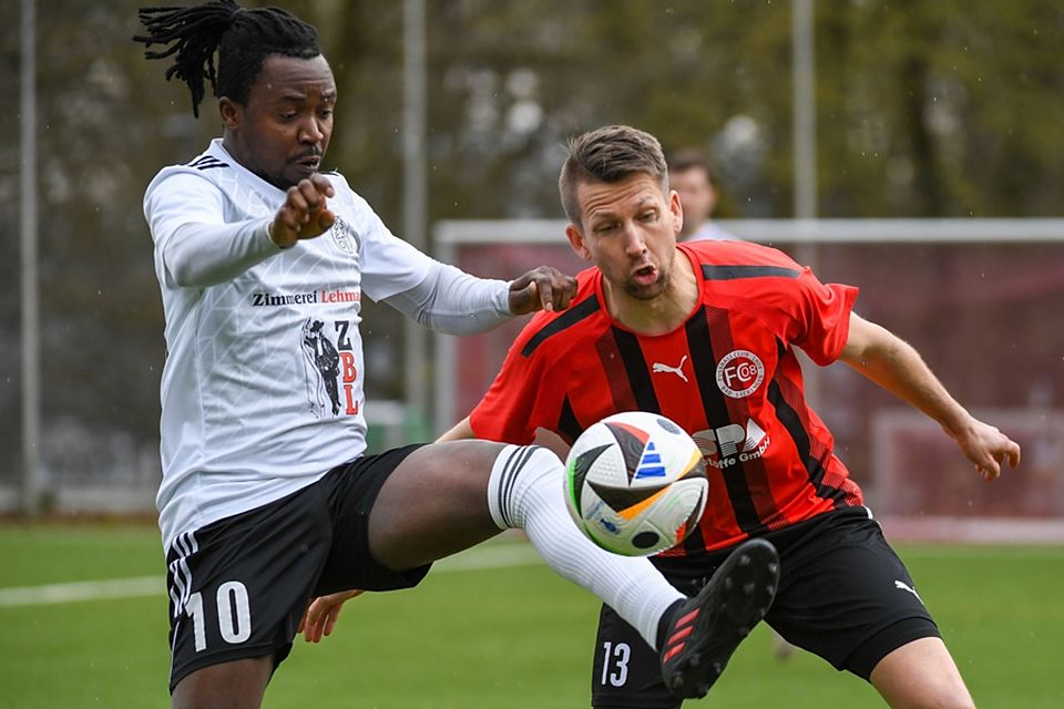 Der SV Obersäckingen, hier mit Lamin Kanteh (links), steckt im Abstiegskampf, der FC 08 Bad Säckingen (hier Christoph Mathis) will ihn vermeiden. | Foto: Gerd Gründl