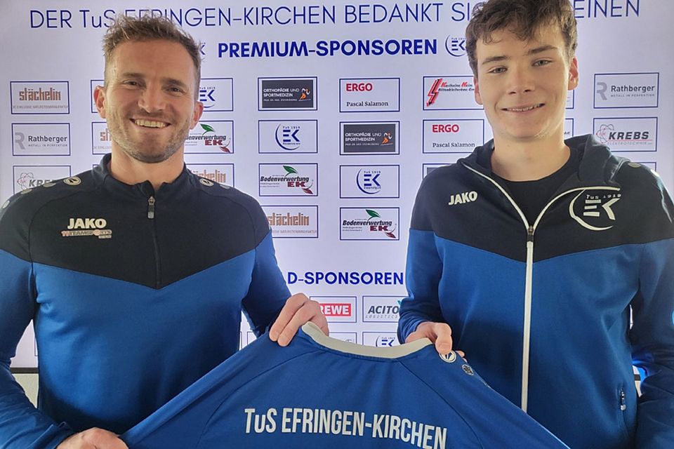 Von links: TuS-Sportchef Stefan Hilpüsch und Eigengewächs Patrick Bolle | Foto: Simon Diodene