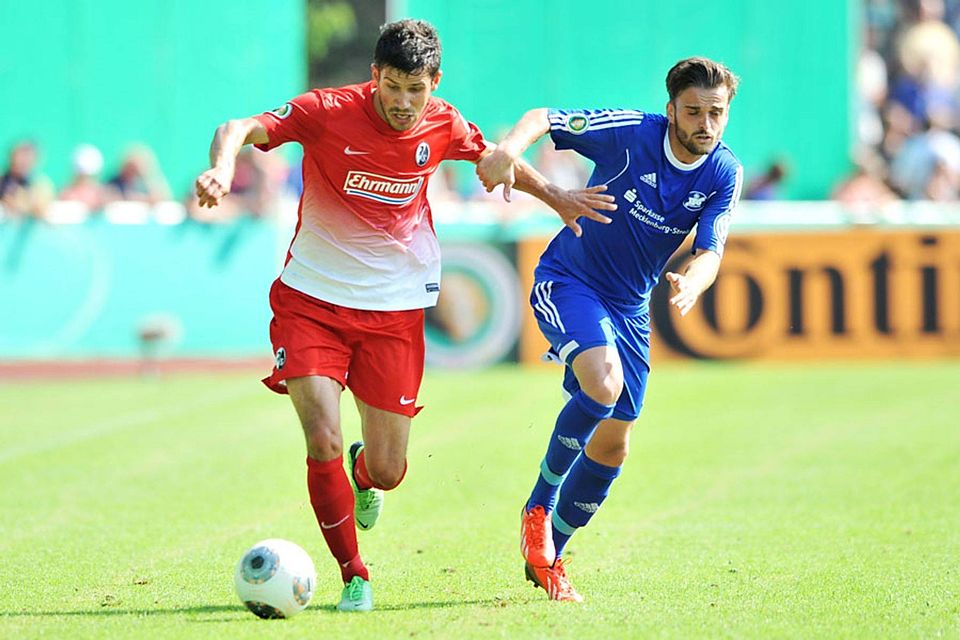 Hugo Lopes, hier im DFB-Pokalspiel gegen den Freiburger Mensur Mujdza (links), hat sich dem TSV Rain/Lech angeschlossen.   F.: Pressefoto Eibner