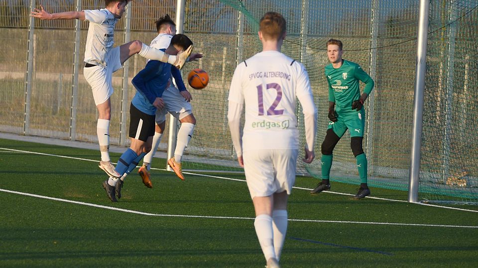 Die Gäste aus Velden kamen nur selten vor das Tor der SpVgg und auch hier klärt Christoph Luberstetter die prekäre Situation