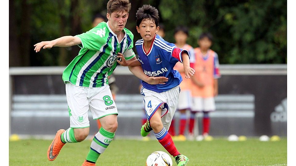 Der Nachwuchs des VfL Wolfsburg, hier links gegen die Yokohama Marinos, triumphierte beim "U14"-Cup des 1.FCN. F: Zink