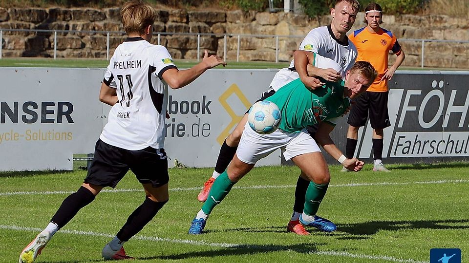 Die Eppelheimer (weiß-schwarze Trikots) erweisen sich als kräftig zupackende Gegner in der Verbandsliga.