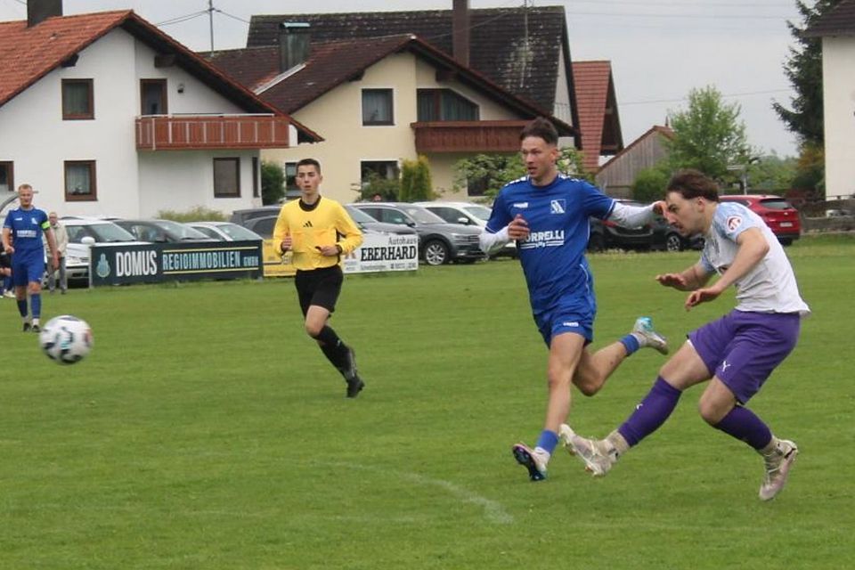 Mit diesem Schuss traf Schwabeggs Benedikt Rehm (weißes Trikot) zum vorentscheidenden 3:1.