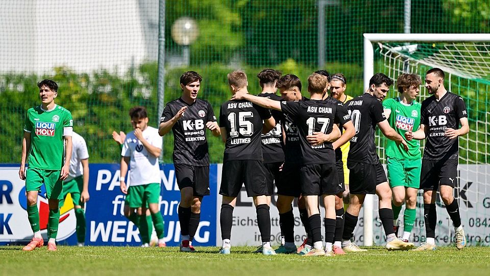 Das Bild zum Spiel: Jubelnde Chamer hier, enttäuschte Eichstätter dort.