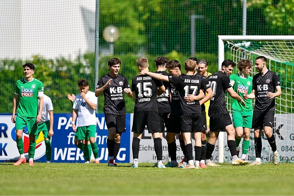 Das Bild zum Spiel: Jubelnde Chamer hier, enttäuschte Eichstätter dort.