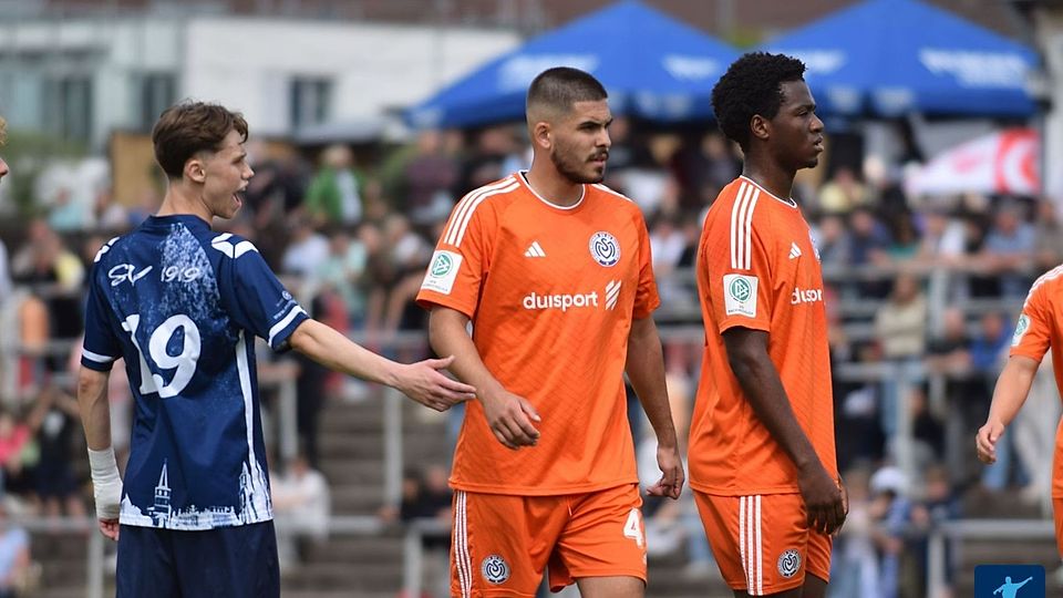 Zinedine Durmus (mi.) wechselt vom MSV Duisburg zur Holzheimer SG.