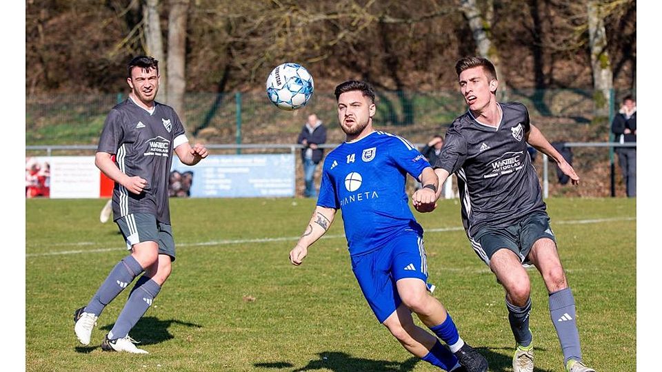 Waldböckelheims Marian-Daniel Tanasie (blaues Trikot) tütete mit zwei Toren den Heimsieg ein.	Foto: Edgar Daudistel