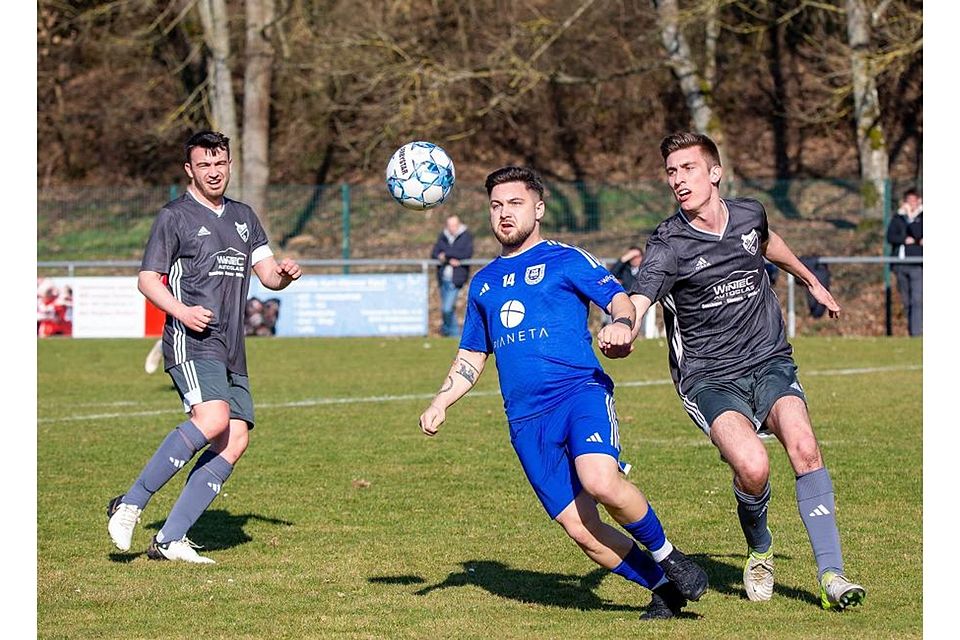 Waldböckelheims Marian-Daniel Tanasie (blaues Trikot) tütete mit zwei Toren den Heimsieg ein.	Foto: Edgar Daudistel