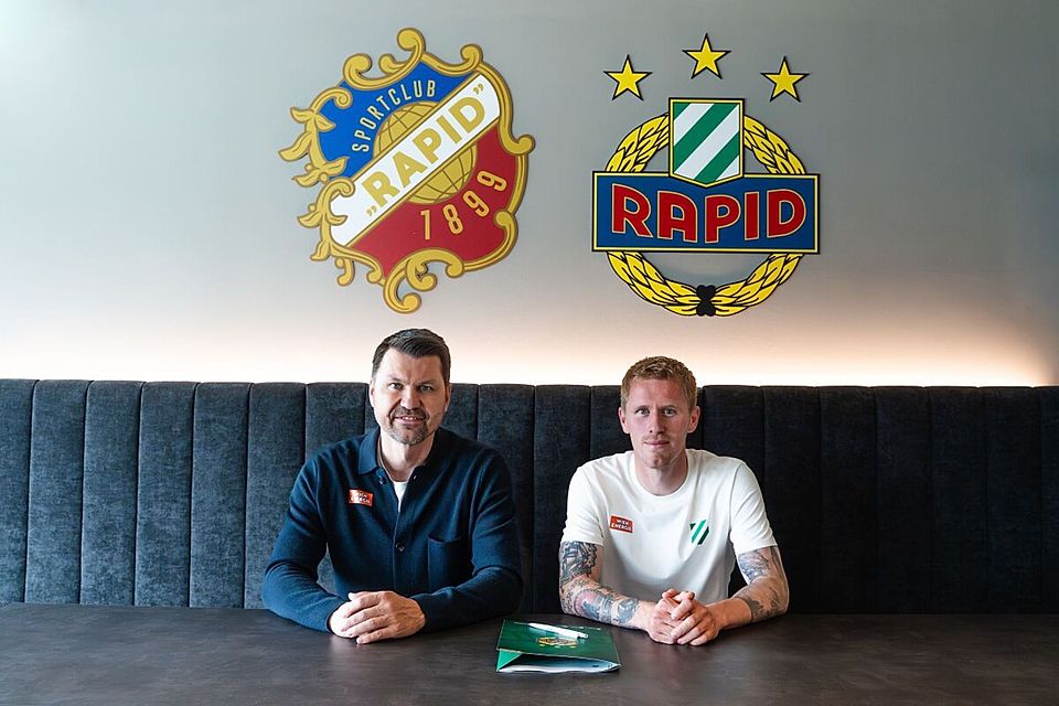 Tonni Adamsen & Markus Katzer: Der künftige Rapid-Stürmer Tonni Adamsen mit GF Sport Markus Katzer bei der Vertragsunterschrift. Tonni Adamsen & Markus Katzer: Der künftige Rapid-Stürmer Tonni Adamsen mit GF Sport Markus Katzer bei der Vertragsunterschrift.