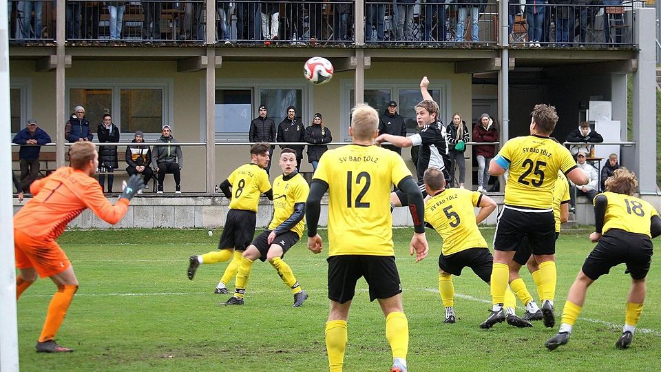 Verteidigen mit allem was geht, wollen die Tölzer (gelb) im ersten Relegationsduell gegen die angriffsstarken Eglinger.