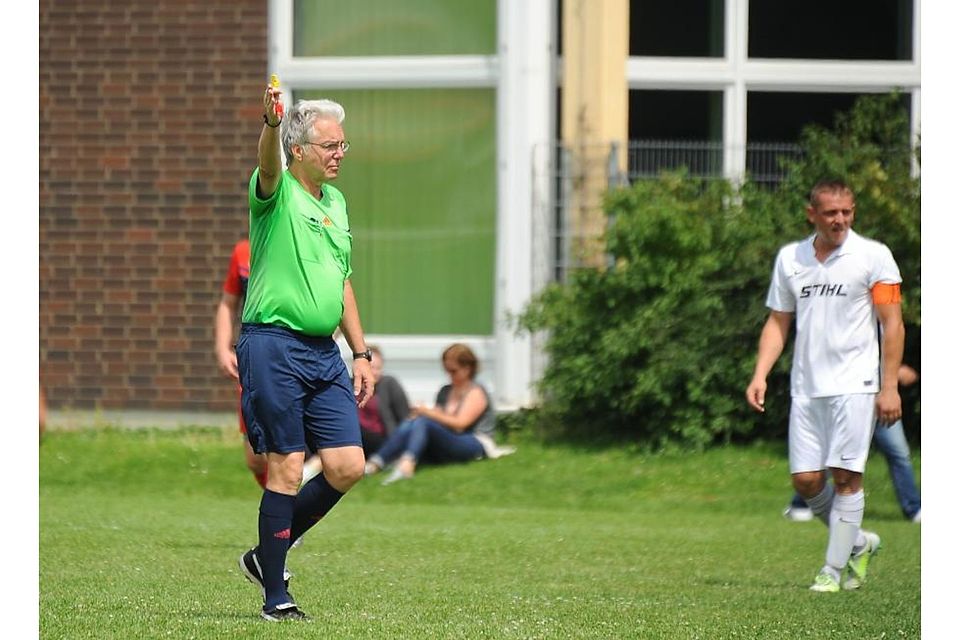 An Schiedsrichtern wie ihm liegt der Mangel in der Vereinigung Dieburg wahrlich nicht: Der Schaafheimer Wolfgang Purschke (hier bei der Leitung eines Testspiels des FSV Groß-Zimmern) pfiff vor Corona kreisweit die meisten Spiele pro Saison.	Foto: Jens Dörr