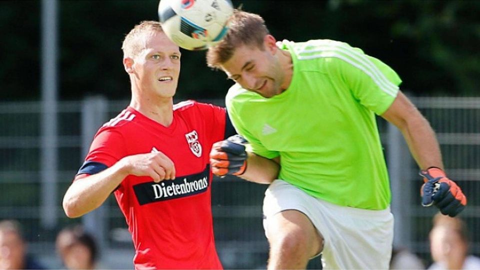 Die SF Schwendi (links Tobias Jöchle) haben im Fußball-Bezirkspokal den Titelverteidiger VfB Gutenzell (hier Benjamin Poser) in Runde eins rausgeworfen. Foto: Volker Strohmaier