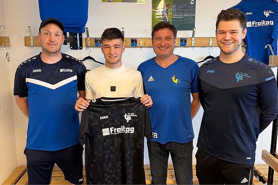 Luis Ruppert (Zweiter von links) ist einer aus dem Neuzugangs-Duo des TV Parsberg. Überzeugt von den Verpflichtungen ist Trainer Andreas Pollakowski (links).