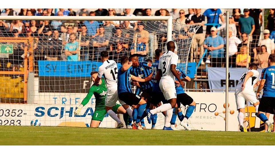 Tevin Ihrig (rechts, Nummer 4) köpft den Ball zur 1:0-Führung der Wormatia bei Eintracht Trier über die Linie. Im Anschluss verteidigen die Wormaten die Führung souverän - bis Trier in der Nachspielzeit zurückschlägt und das Spiel sogar noch dreht.